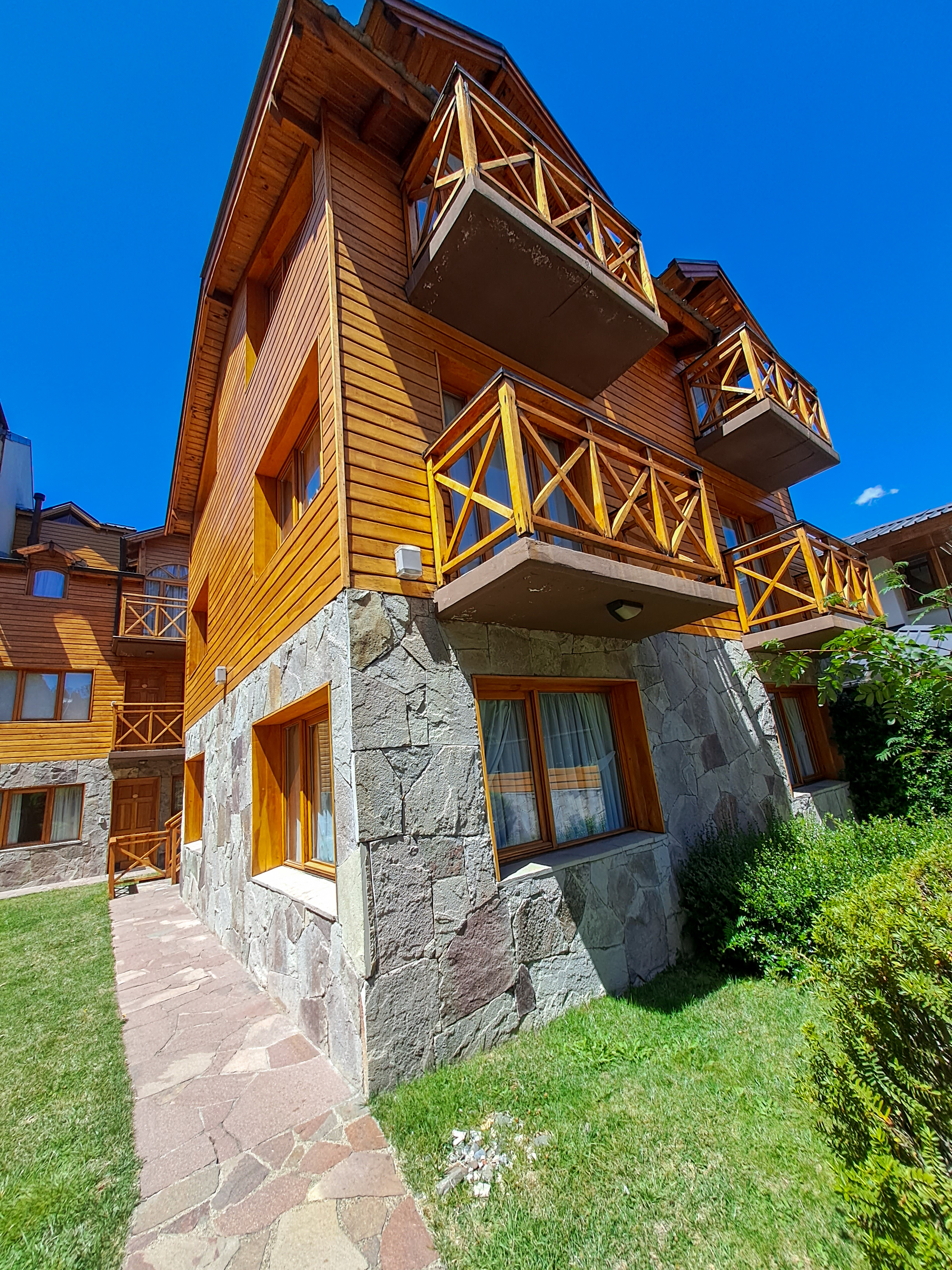 Fachada lateral con balcones de madera